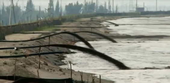 Rejets d’eau polluée par les procédés d’extraction de métaux rares dans un lac en Chine